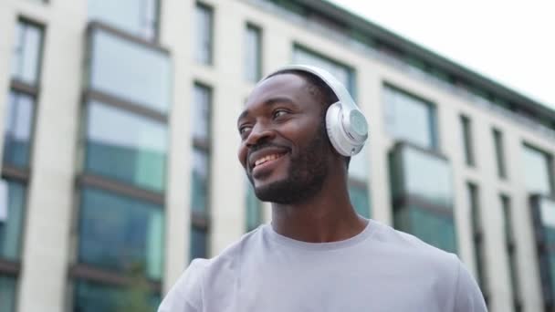 Концепція Музичної Пісні Добрий День Початку Щасливий Афроамериканський Чоловік Слухає — стокове відео