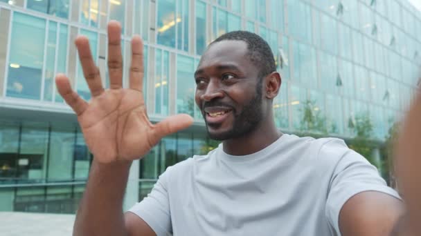 Hombre Afroamericano Con Smartphone Que Tiene Videollamada Calle Ciudad Guy — Vídeos de Stock