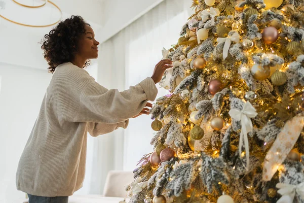 Καλά Χριστούγεννα Αφροαμερικανή Διακοσμεί Χριστουγεννιάτικο Δέντρο Ευτυχισμένο Κορίτσι Κοντά Στο — Φωτογραφία Αρχείου