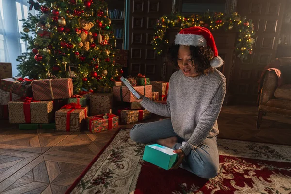 Frohe Weihnachten Afroamerikanerin Beim Auspacken Einer Geschenkbox Der Nähe Des — Stockfoto