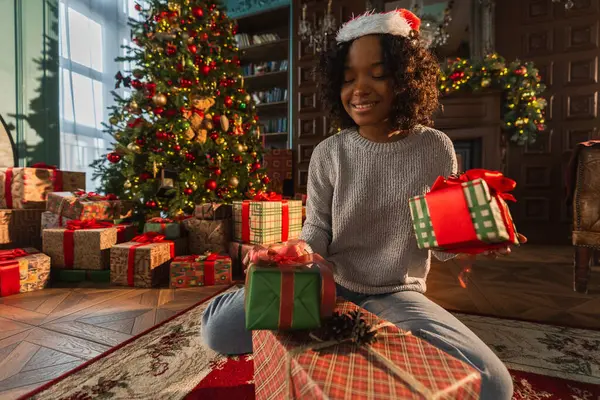 Счастливого Рождества Афроамериканка Упаковывает Подарочную Коробку Рядом Ёлкой Девушка Гостиной — стоковое фото