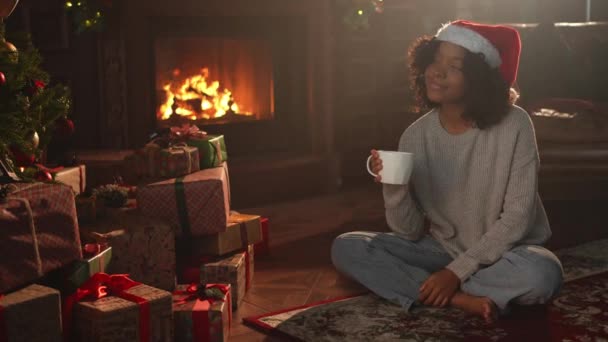 Feliz Navidad Mujer Afroamericana Sombrero Santa Con Taza Café Bebida — Vídeo de stock
