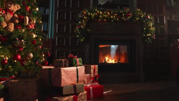 Κλασικά Χριστούγεννα Διακοσμημένο Εσωτερικό Σαλόνι Βιβλιοθήκη Τζάκι Χριστουγεννιάτικο Δέντρο Κόκκινα — Αρχείο Βίντεο