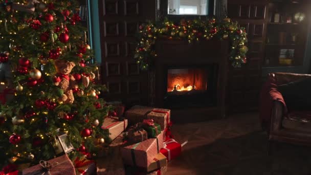 Clásica Decoración Navidad Salón Interior Biblioteca Con Chimenea Árbol Navidad — Vídeos de Stock