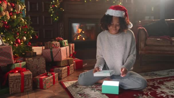 Mutlu Noeller Afrikalı Amerikalı Kadın Noel Ağacının Yanındaki Hediye Kutusunu — Stok video