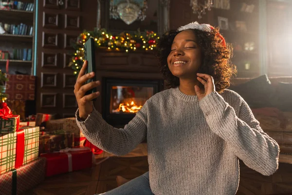 Frohe Weihnachten Afrikanerin Mit Weihnachtsmütze Beim Videochat Smartphone Blogger Feierlaune — Stockfoto