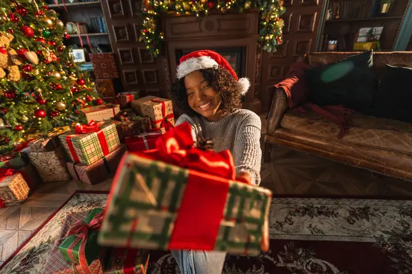 Frohe Weihnachten Afroamerikanerin Schenkt Ihnen Eine Geschenkbox Der Nähe Des — Stockfoto