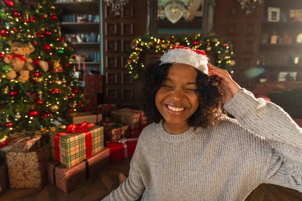 Frohe Weihnachten Afroamerikanerin Lächelt Neben Weihnachtsbaum Klassisch Dunklem Interieur Glückliches — Stockfoto