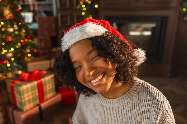 Frohe Weihnachten Afroamerikanerin Lächelt Neben Weihnachtsbaum Klassisch Dunklem Interieur Glückliches — Stockfoto