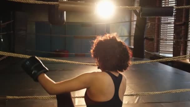Mujeres Defensa Propia Luchadora Africana Preparándose Para Pelea Competición Yendo — Vídeos de Stock