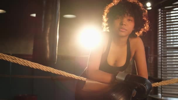 Kvinna Kämpe Flicka Makt Afrikansk Amerikansk Kvinna Fighter Med Boxningshandskar — Stockvideo
