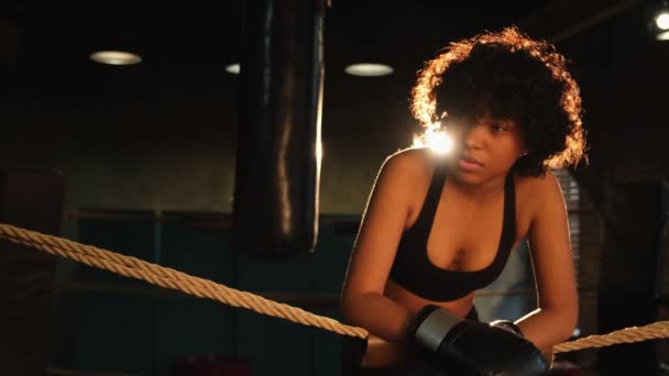 Mujer Luchadora Chica Poder Luchadora Afroamericana Con Guantes Boxeo Pie — Vídeos de Stock