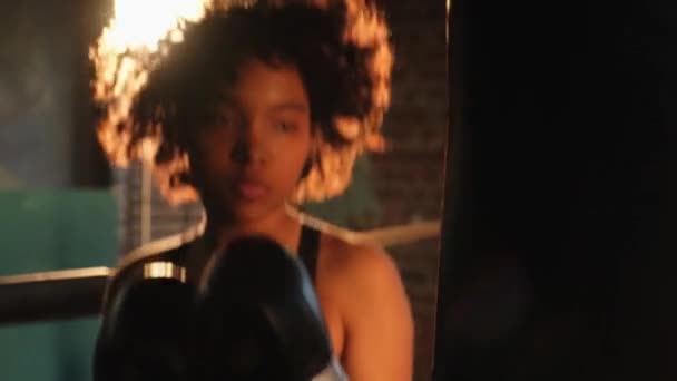 Γυναικεία Δύναμη Αυτοάμυνας Αφρο Αμερικανίδα Μαχήτρια Προπονείται Στο Ρινγκ Του — Αρχείο Βίντεο