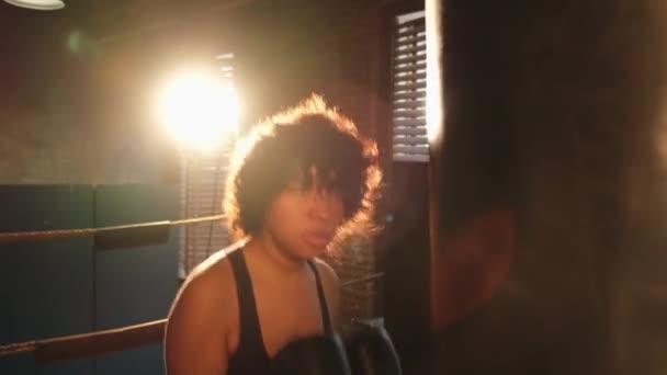 Frauen Selbstverteidigung Girl Power Afroamerikanische Kämpferin Trainiert Schläge Auf Dem — Stockvideo