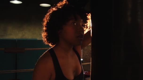 Vrouwelijke Zelfverdedigingskracht Afro Amerikaanse Vrouwenvechter Rustend Gevechtstraining Boksring Meisje Moe — Stockvideo