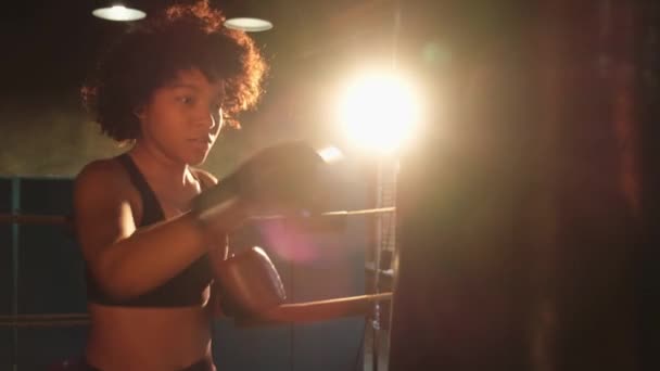Kvinnors Självförsvar Flicka Makt Afrikansk Amerikansk Kvinna Som Tränar Slag — Stockvideo
