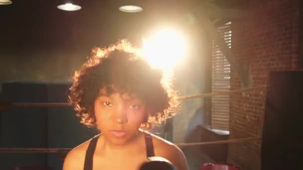 Женская Сила Самообороны Африканская Американка Бьет Боксерскими Перчатками Камеру Здоровые — стоковое видео