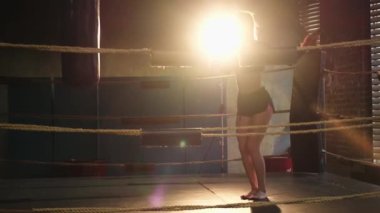 Savaşçı kadın gücü. Boks ringinde ip atlayan kadın boksör. Güçlü güçlü bayan sporcu kardiyo çalışması yapıyor. Boks salonunda antrenman günü. Etkin beden eğitimi için dayanıklılık