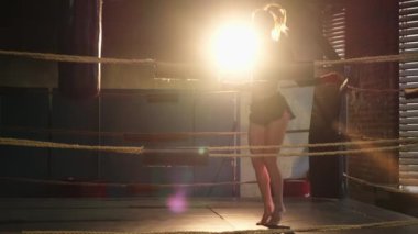 Savaşçı kadın gücü. Boks ringinde ip atlayan kadın boksör. Güçlü güçlü bayan sporcu kardiyo çalışması yapıyor. Boks salonunda antrenman günü. Etkin beden eğitimi için dayanıklılık