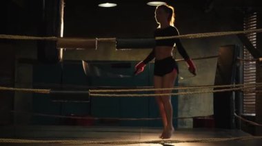 Savaşçı kadın gücü. Boks ringinde ip atlayan kadın boksör. Güçlü güçlü bayan sporcu kardiyo çalışması yapıyor. Boks salonunda antrenman günü. Etkin beden eğitimi için dayanıklılık