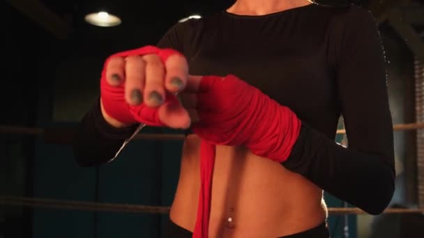 Kvinnors Självförsvar Flicka Makt Kvinna Fighter Förbereder Sig För Kampen — Stockvideo