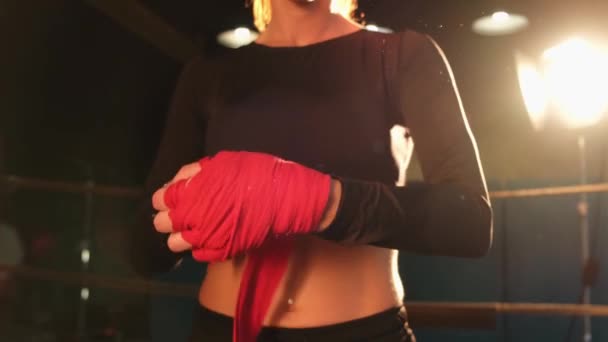 女性の自己防衛少女の力 赤のボクシングで手を包む戦うための準備の女性戦闘機は スポーツ保護包帯をラップします 積極的な運動を戦うための準備ができて強力な手スパーリングトレーニング — ストック動画