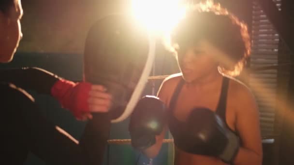 Kvinnors Självförsvar Kvinna Fighter Boxare Och Personlig Tränare Utbildning Gym — Stockvideo