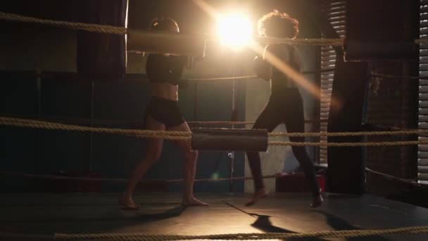 Жінки Самообороняються Жінка Боксер Персональний Тренер Тренувань Тренажерному Залі Викладає — стокове відео