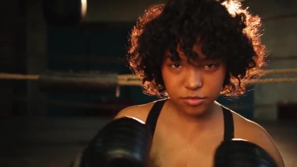 呼吁独立女孩的力量 愤怒的非洲裔美国女性拳击手戴着拳击手套站在拳击台上 看起来很有侵略性 强壮而有力量的女孩看上去很直率 — 图库视频影像