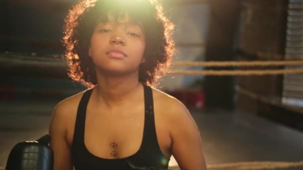 Clama Por Poder Feminino Independente Mulher Afro Americana Furiosa Lutadora — Vídeo de Stock