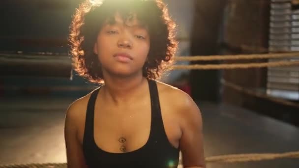 Aufschrei Unabhängiger Frauenpower Wütende Afrikanisch Amerikanische Kämpferin Mit Boxhandschuhen Die — Stockvideo