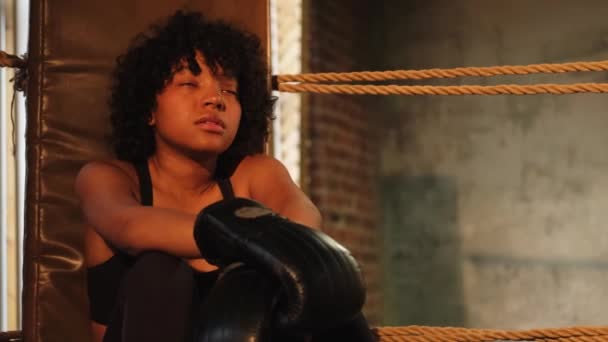 Mujer Luchadora Chica Poder Luchadora Afroamericana Con Guantes Boxeo Sentada — Vídeos de Stock