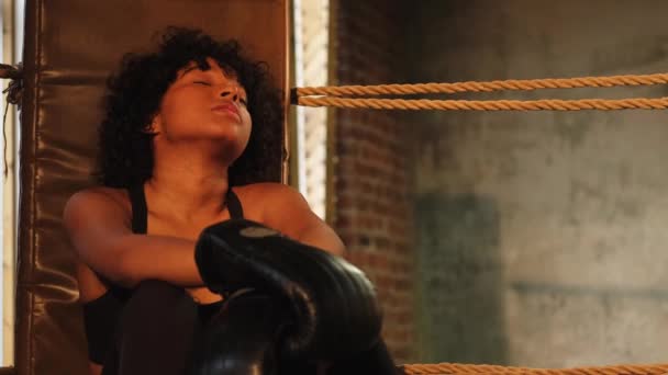Mujer Luchadora Chica Poder Luchadora Afroamericana Con Guantes Boxeo Sentada — Vídeos de Stock