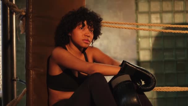 Puterea Fetei Luptă Femeie Afro Americană Luptătoare Mănuși Box Așezate — Videoclip de stoc