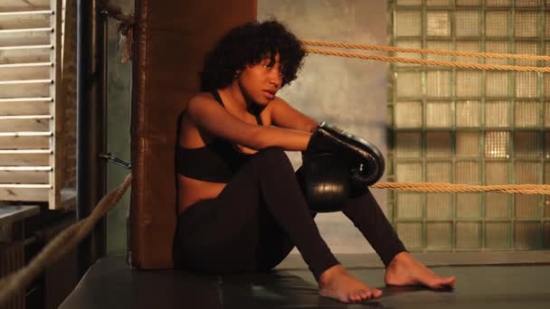 Puterea Fetei Luptă Femeie Afro Americană Luptătoare Mănuși Box Așezate — Videoclip de stoc