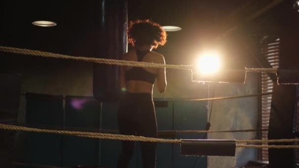 Vrouwelijke Zelfverdedigingskracht Afro Amerikaanse Vrouw Vechter Training Stoten Boksring Gezonde — Stockvideo