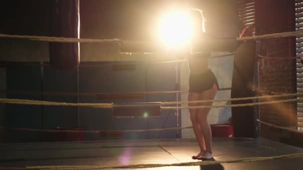 Donna Combattente Ragazza Potere Donna Combattente Saltare Corda Sul Ring — Video Stock