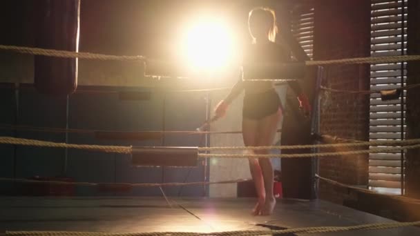 Perempuan Pejuang Kekuatan Gadis Petarung Wanita Melompat Tali Pada Ring — Stok Video