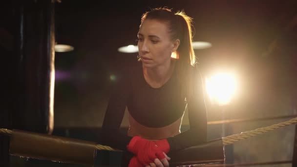 Kvinna Kämpe Flicka Makt Kvinna Fighter Med Röd Boxning Lindar — Stockvideo