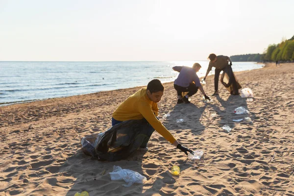День Земли Активисты Добровольцы Собирают Мусор Очистки Береговой Зоны Женщины Стоковая Картинка