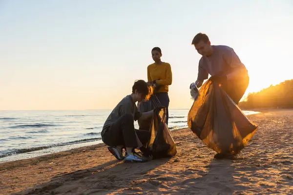 День Земли Активисты Добровольцы Собирают Мусор Очистки Береговой Зоны Женщины Стоковая Картинка