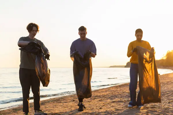День Земли Команда Волонтеров Собирает Мусор Очистки Прибрежной Зоны Женщины Лицензионные Стоковые Фото