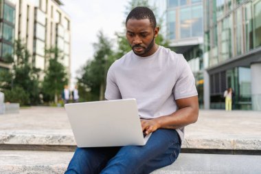 Şehirdeki caddede dizüstü bilgisayar kullanarak yazarak konuşan Afrikalı Amerikalı bir serbest yazar. İnternette sanal sohbet konferansı yapan bir adam. Dışarıda dizüstü bilgisayarda çalışan girişimci bir programcı. Uzak çalışma