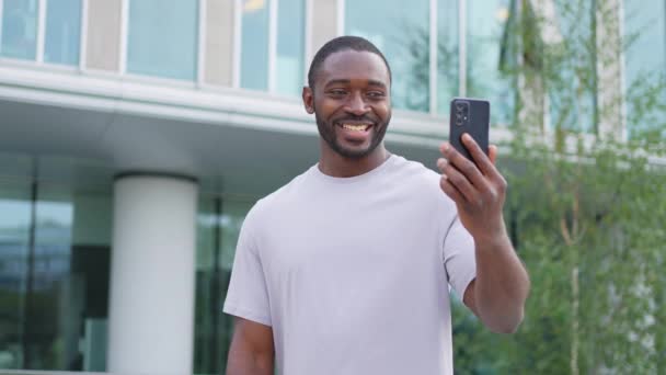 Africano Americano Homem Segurando Smartphone Ter Vídeo Chat Rua Urbana — Vídeo de Stock