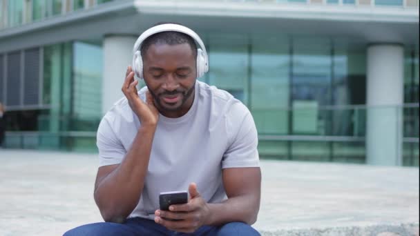 Muziek Song Concept Goede Startdag Gelukkige Afro Amerikaanse Man Luistert — Stockvideo