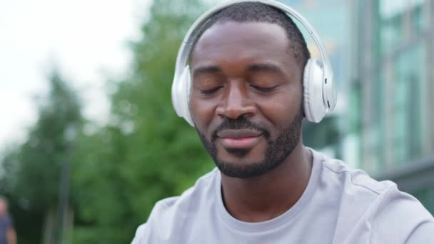 Musiklåtskoncept Bra Startdag Glad Afroamerikansk Man Lyssnar Modern Hit Gatan — Stockvideo