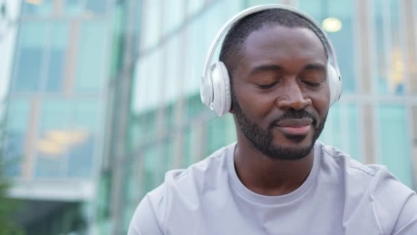 Musiklåtskoncept Bra Startdag Glad Afroamerikansk Man Lyssnar Modern Hit Gatan — Stockvideo