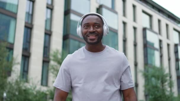 Концепция Музыкальной Песни Хороший День Начала Счастливый Афроамериканец Слушает Современный — стоковое видео