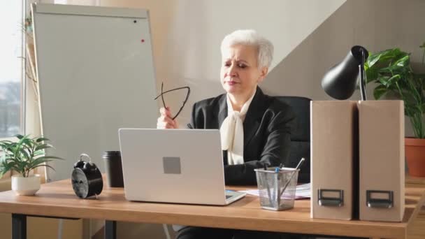 Confident Stylish European Middle Aged Senior Woman Using Laptop Workplace — 图库视频影像
