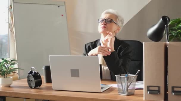 Уверенная Стильная Европейская Старшая Женщина Средних Лет Ноутбуком Рабочем Месте — стоковое видео